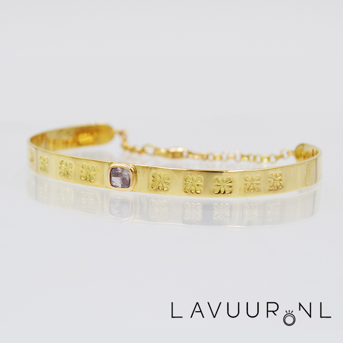 Gouden armband van smalle plaat, gestempeld met bloemmotieven met een vierkante diamant in het midden