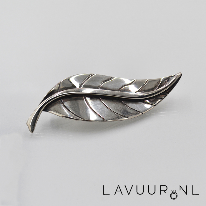 Zilveren broche in de vorm van blad