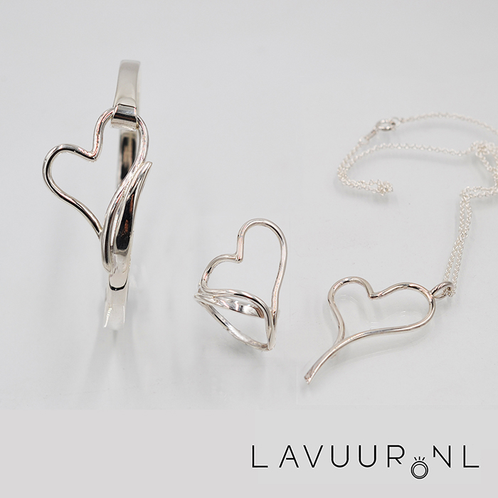 Zilveren sieradenset, een armband, ring en hanger, elk met een hartvormig figuur