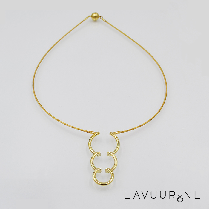 Gouden collier met design van open circels die over elkaar liggen