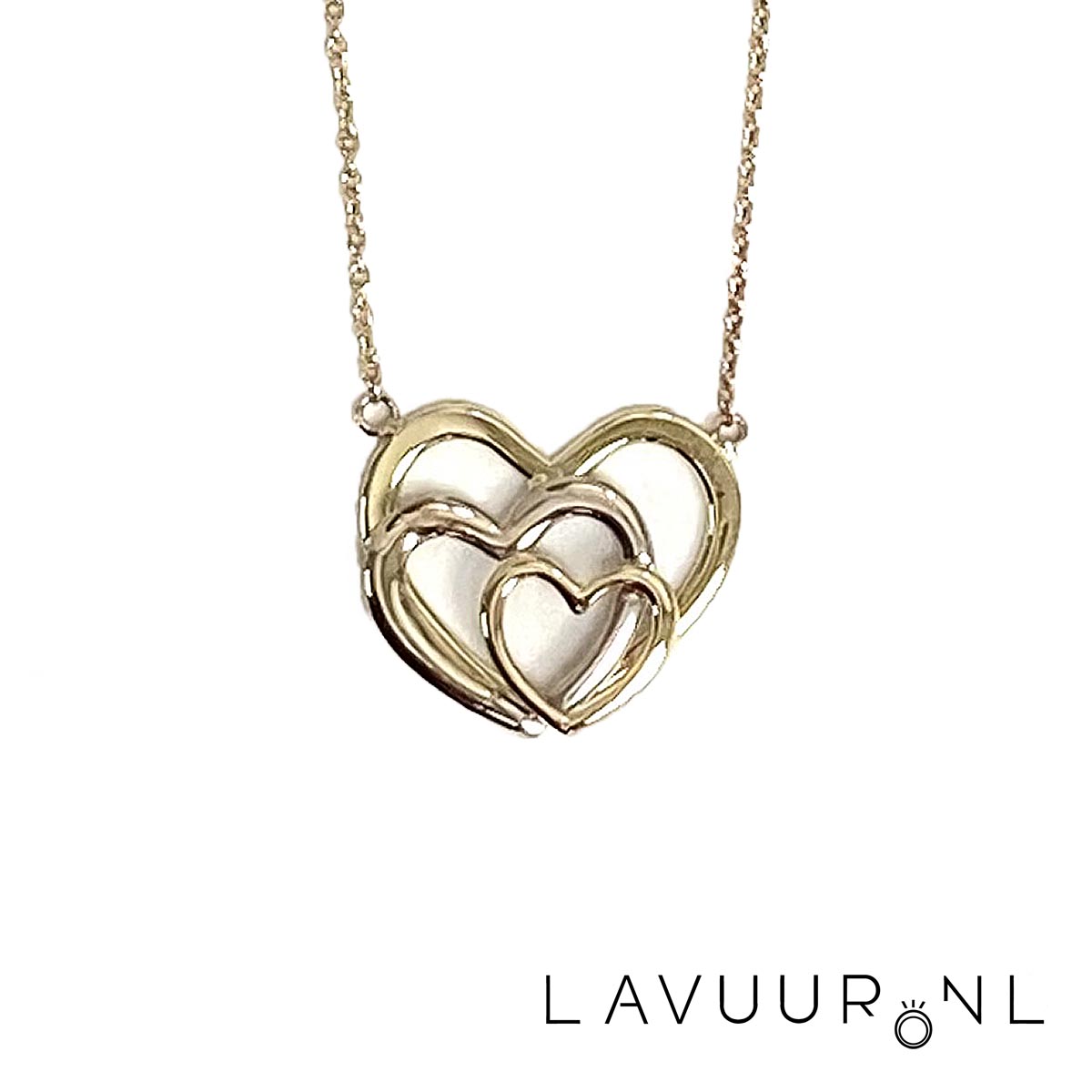 Gouden hanger van drie verschillende groottes hartjes, die over elkaar liggen, gemaakt van oude trouwringen