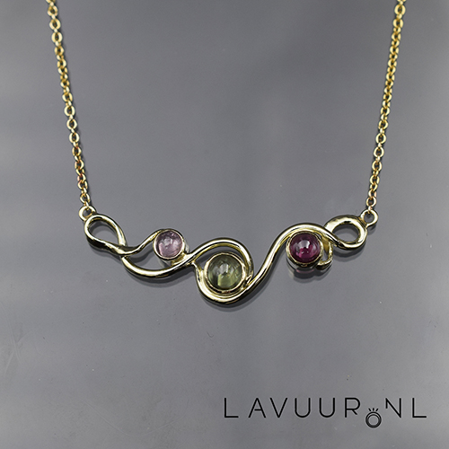 Gouden hanger met sierlijke golven, gezet met toermalijntjes en peridoot