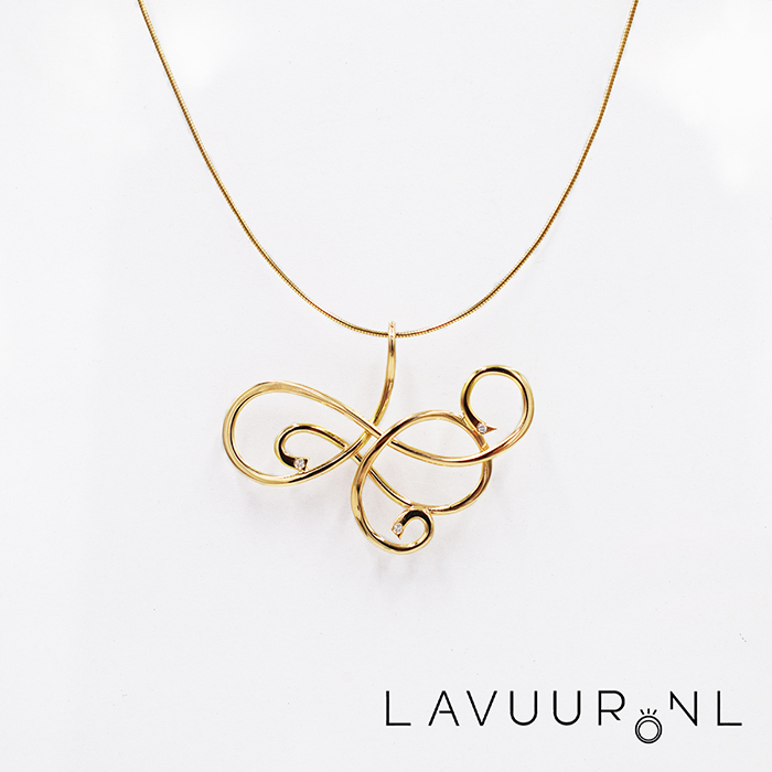 Gouden hanger in arabesque vorm gemaakt van draad, met drie diamantjes