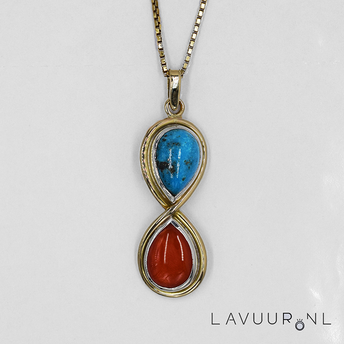 Gouden hanger in de vorm van een lemniscaat (infinity teken) met peervormige bloedkoraal en turquoise in zilveren zetting in de openingen van de lemniscaat
