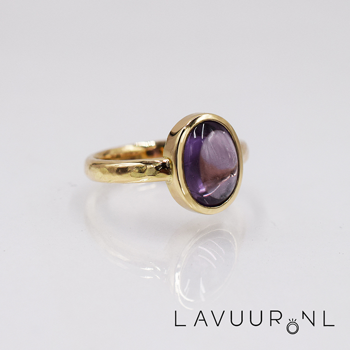 Gouden ring met grote ovale synthetische spinel
