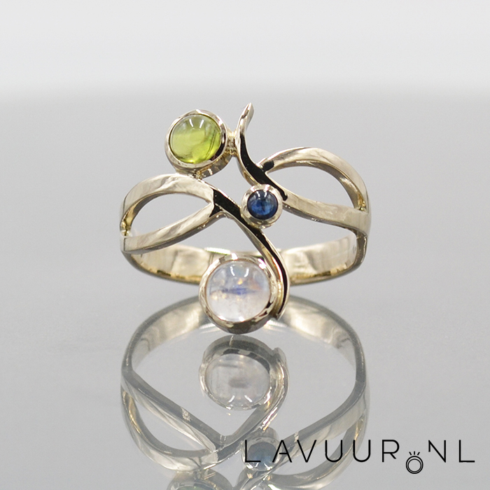 Gouden ring, gemaakt in de vorm van een libelle, met peridoot, saffier en maansteen