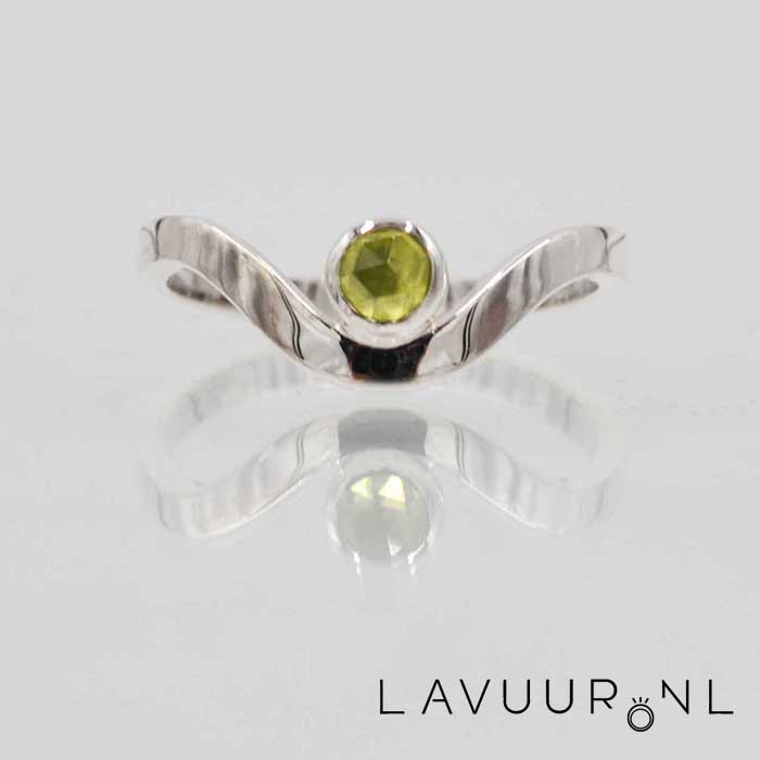 Zilveren ring, gevormd met een diepe boog waarin een ronde zetting met peridoot