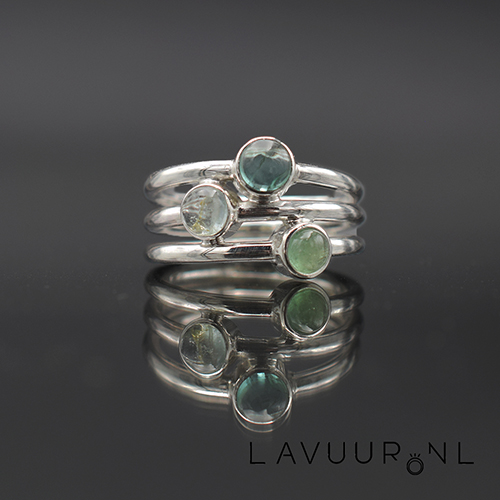Zilveren ring, gezet met drie verschillende maten en kleuren toermalijn