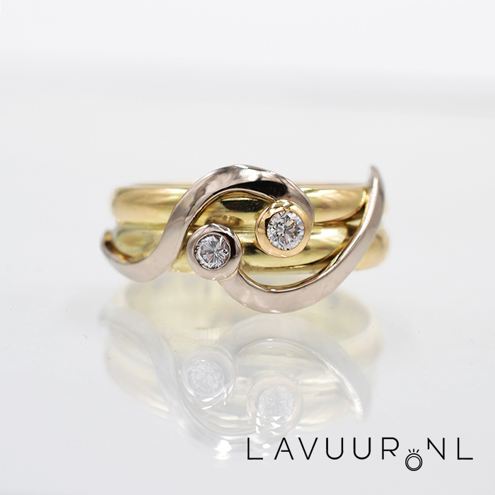 gouden en witgouden ring gemaakt van twee oude trouwringen met twee diamanten