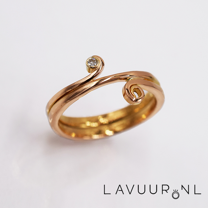 roodgouden ring, sierlijk gesmeed met twee krullen, gemaakt van twee oude trouwringen, met diamantje