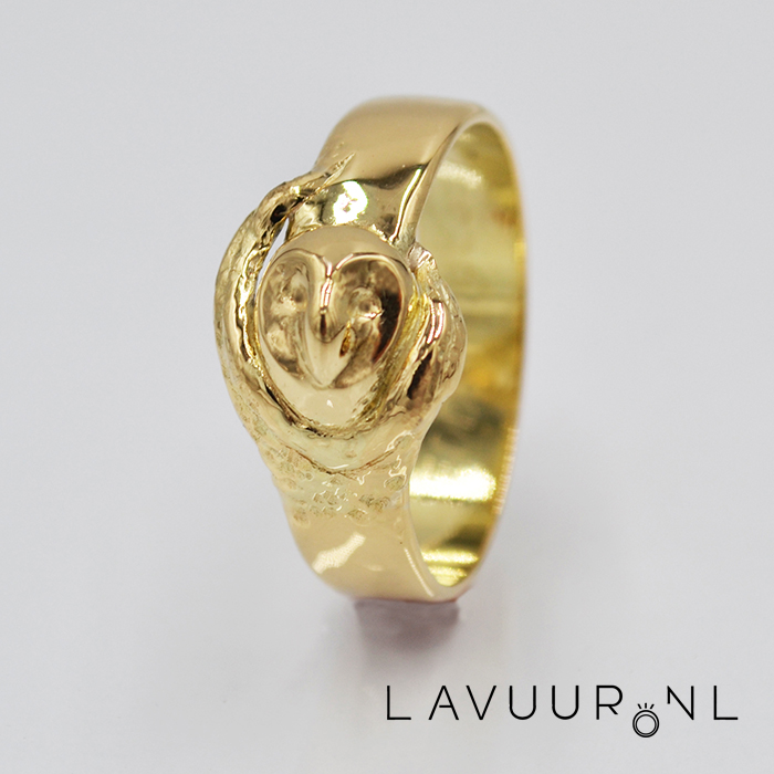 gouden ring met een gemodelleerde uilenkop, gemaakt van twee oude trouwringen