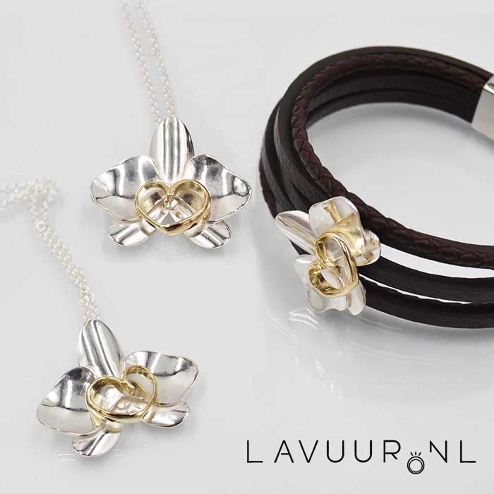 Drie sieraden van zilveren orchidee bloemen waarin een hart van goud zit, de harten zijn gemaakt van oude trouwringen
