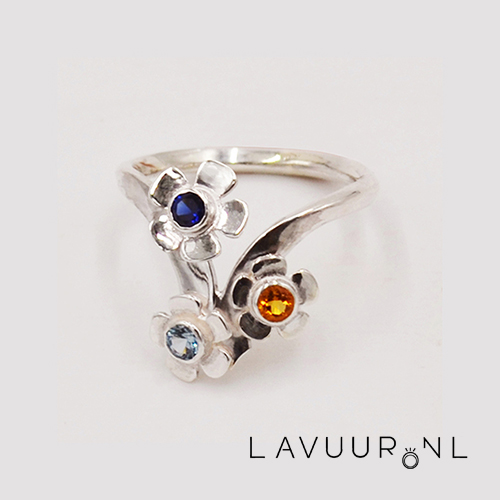 zilveren ring met bloemen