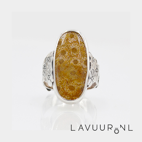 Zilveren ring met fossiel koraal steen en bloemen