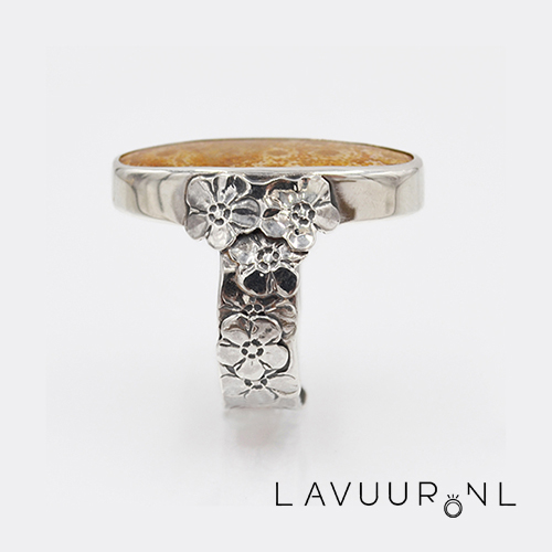 Zilveren ring met fossiel koraal steen en bloemen