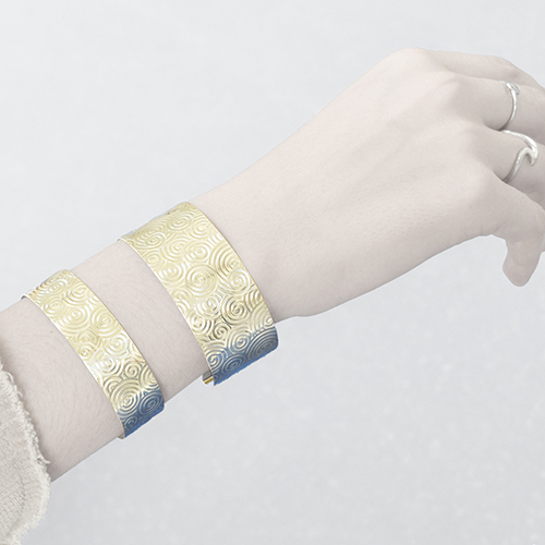 Gewalste zilveren armband met spiralen decoratie