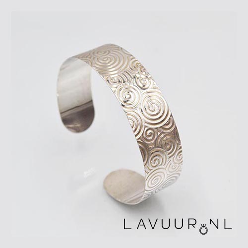 Gewalste zilveren armband met spiralen decoratie