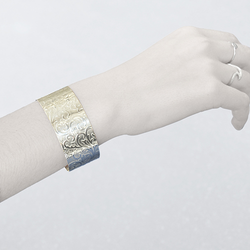 Gewalste zilveren armband met florale decoratie