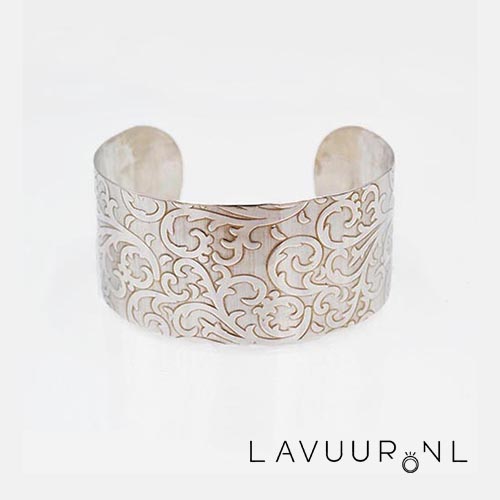 zilveren armband, gewalst in een bloemmotief