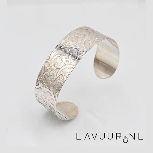 Gewalste zilveren armband met florale decoratie