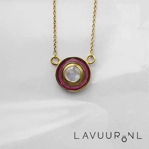 Vergulde hanger met maansteen en roze emaille