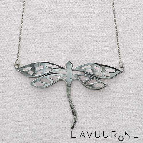 Zilveren hanger van libelle