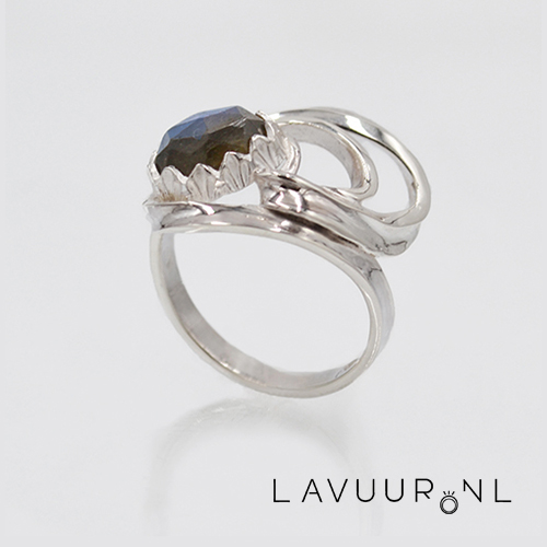 Zilveren sierlijke ring met labradoriet