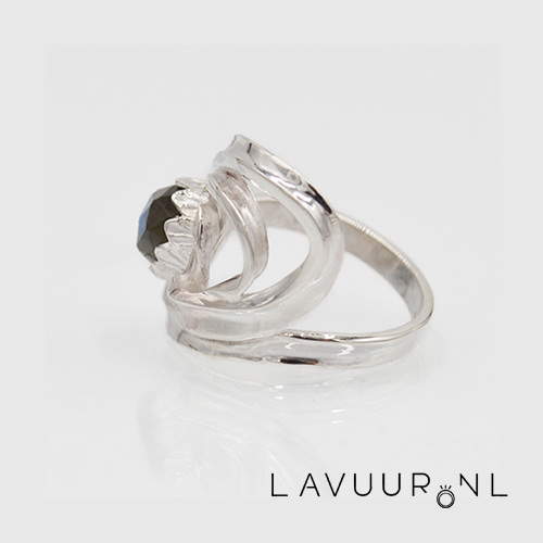 Zilveren sierlijke ring met labradoriet