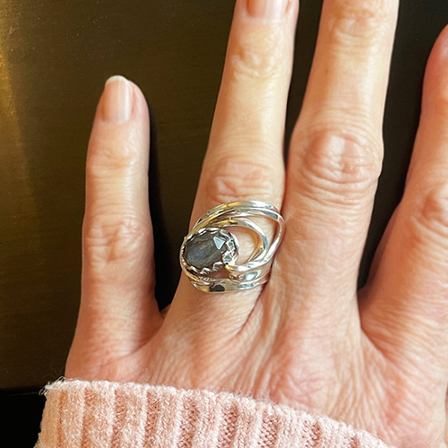 Zilveren sierlijke ring met labradoriet