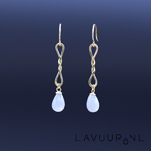 paar verguld zilveren oorhangers met een twist en witte druppelvormige chalcedonen eronder
