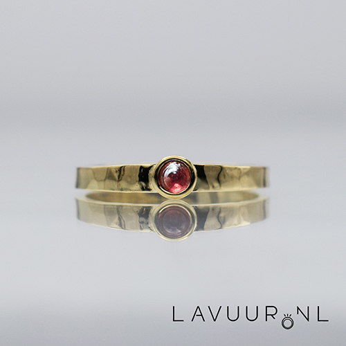 Gouden ring met granaat