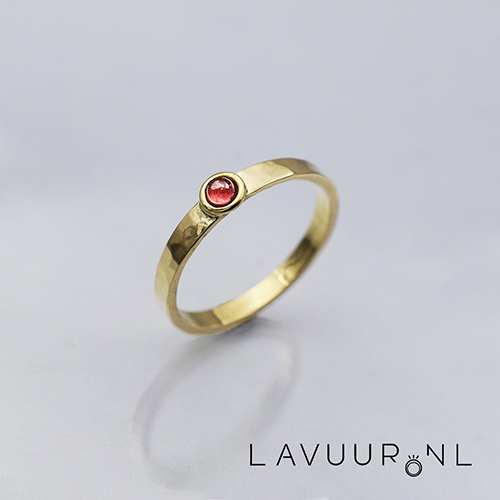 Gouden ring met licht gehamderde scheen met kleine granaat in ronde draad zetting
