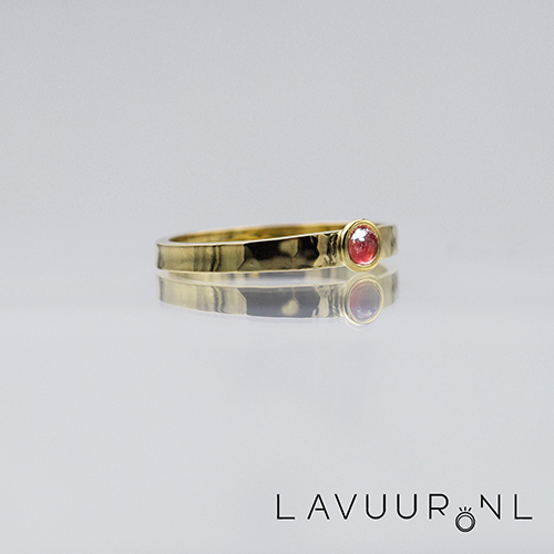 Gouden ring met granaat