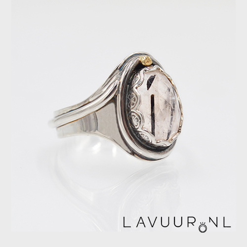 Zilveren ring met rutielkwarts en gouden versiering