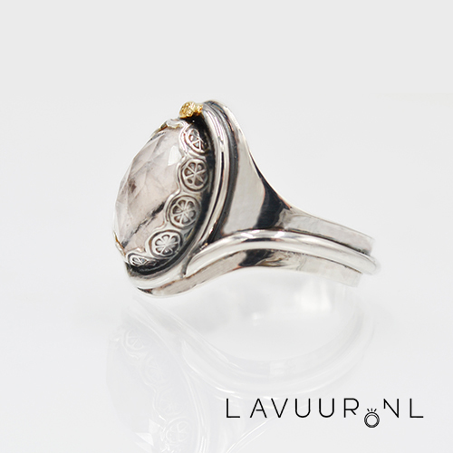 Zilveren ring met rutielkwarts en gouden versiering