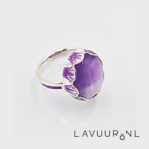Zilveren ring met amethist en emaille