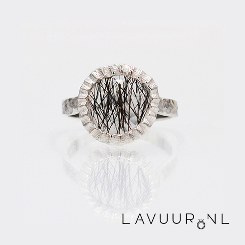 zilveren ring, waarbij het zilver gestempeld is met ribbelvormen, met in het midden een grote rutielkwarts