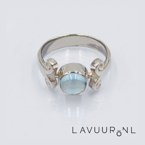 Zilveren ring met lichtblauwe topaas