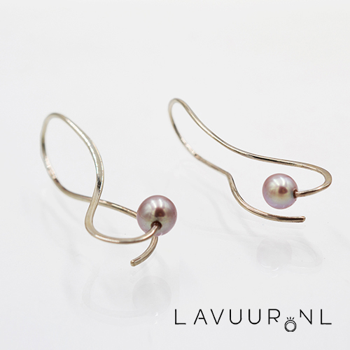 witgouden oorhangers met parel