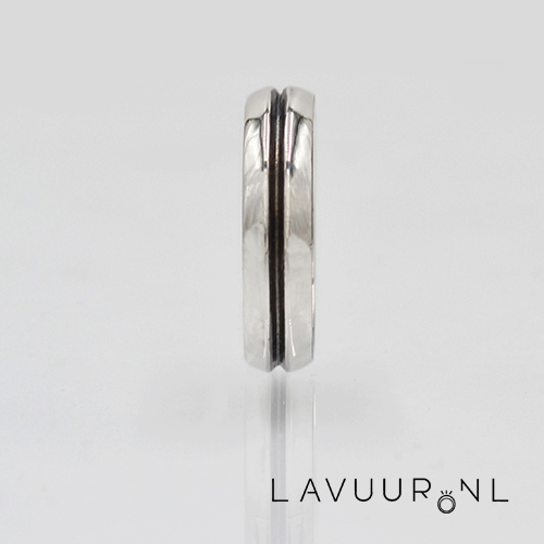 Zilveren ring met zwarte gleuf