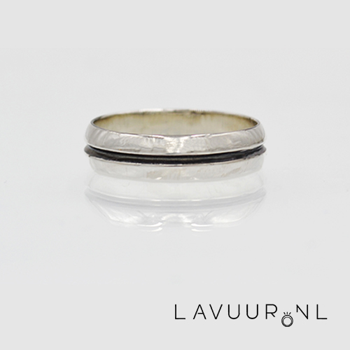 Zilveren ring met zwarte gleuf