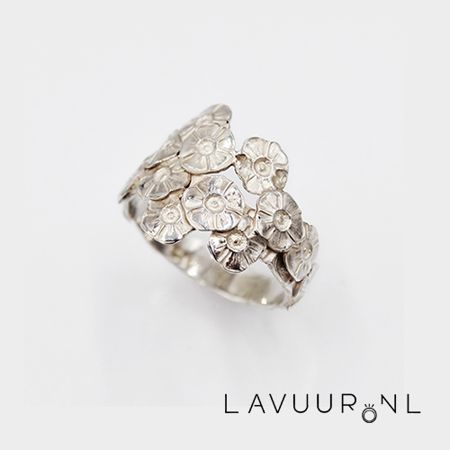 Zilveren ring met bloemen