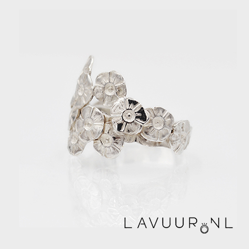 Zilveren ring met bloemen