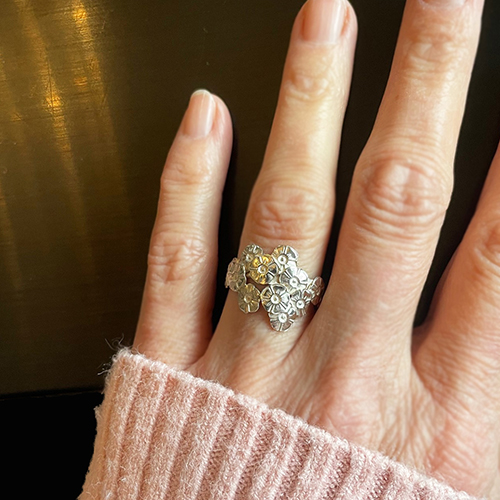 Zilveren ring met bloemen