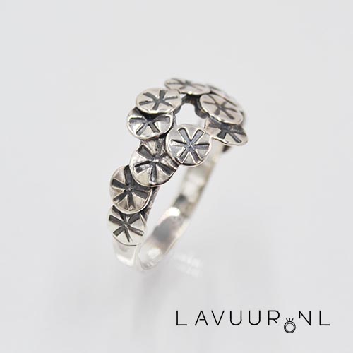 Zilveren ring versierd met sterretjes