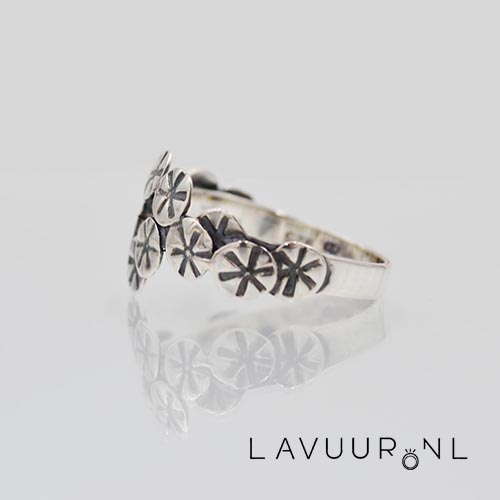Zilveren ring versierd met sterretjes